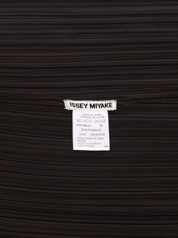 Plissiertes Ensamble Issey Miyake, braun